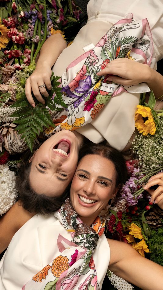 Marta Andrino e Sílvia Flores, entre flores