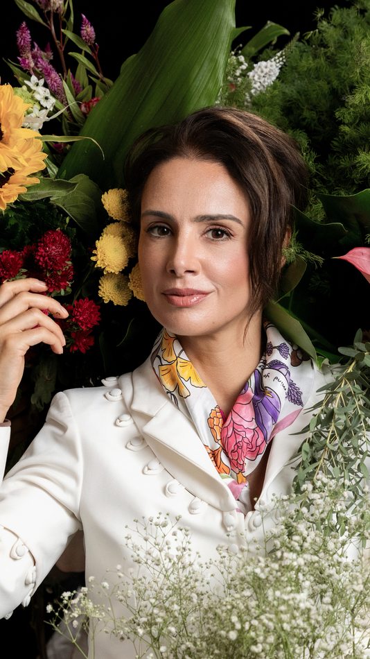 Blazer branco com o carré, entre flores