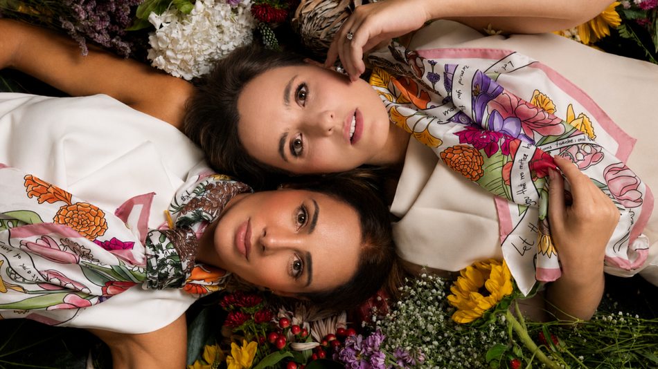 As duas, entre flores · horizontal