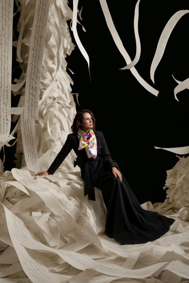 Vestido preto, cauda sobre papel