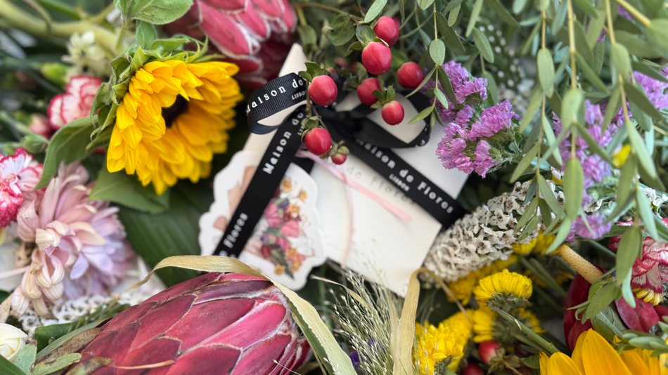A caixa e o cartão, entre flores